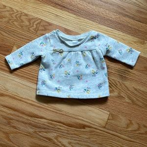 LAST CHANCE! 🎈CARTER’S Long Sleeve Crew Neck Gray Shirt w Flower Design 3M